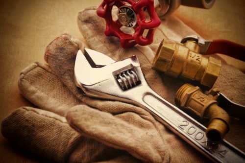 plombier Levallois-Perret - des outils de plomberie sur un gant de plomberie