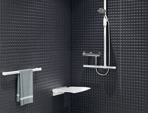 Une douche PMR avec de la mosaïque noire