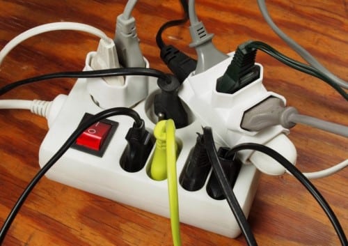 Avis danger : Branchement de l'alimentation électrique