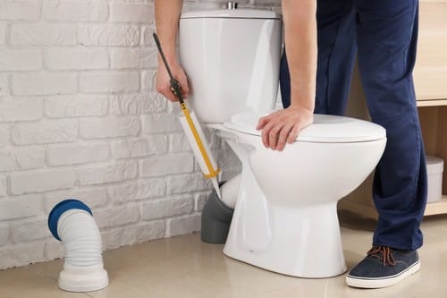Comment déboucher des WC ? - Côté Maison