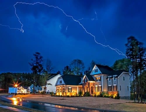 Un quartier résidentiel un jour d'orage