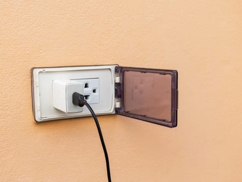 Quelle prise électrique extérieure choisir et comment l'installer ?