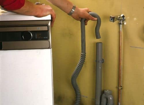 Que faire en cas de reflux de l'évacuation de votre machine à laver ? - Les  Bons Artisans